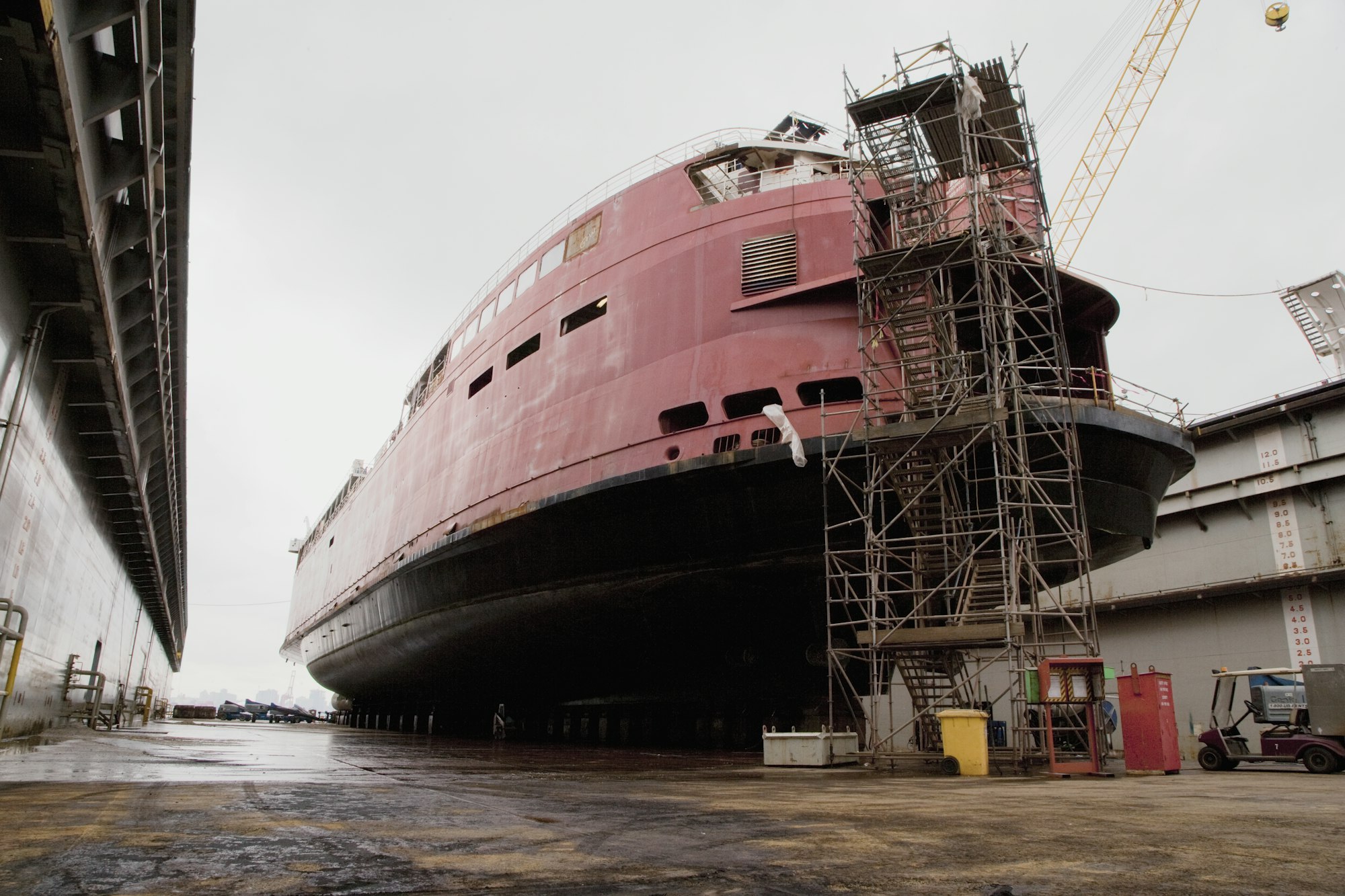 Schiff in Werft , bei Sektionsbau und Schweißarbeiten