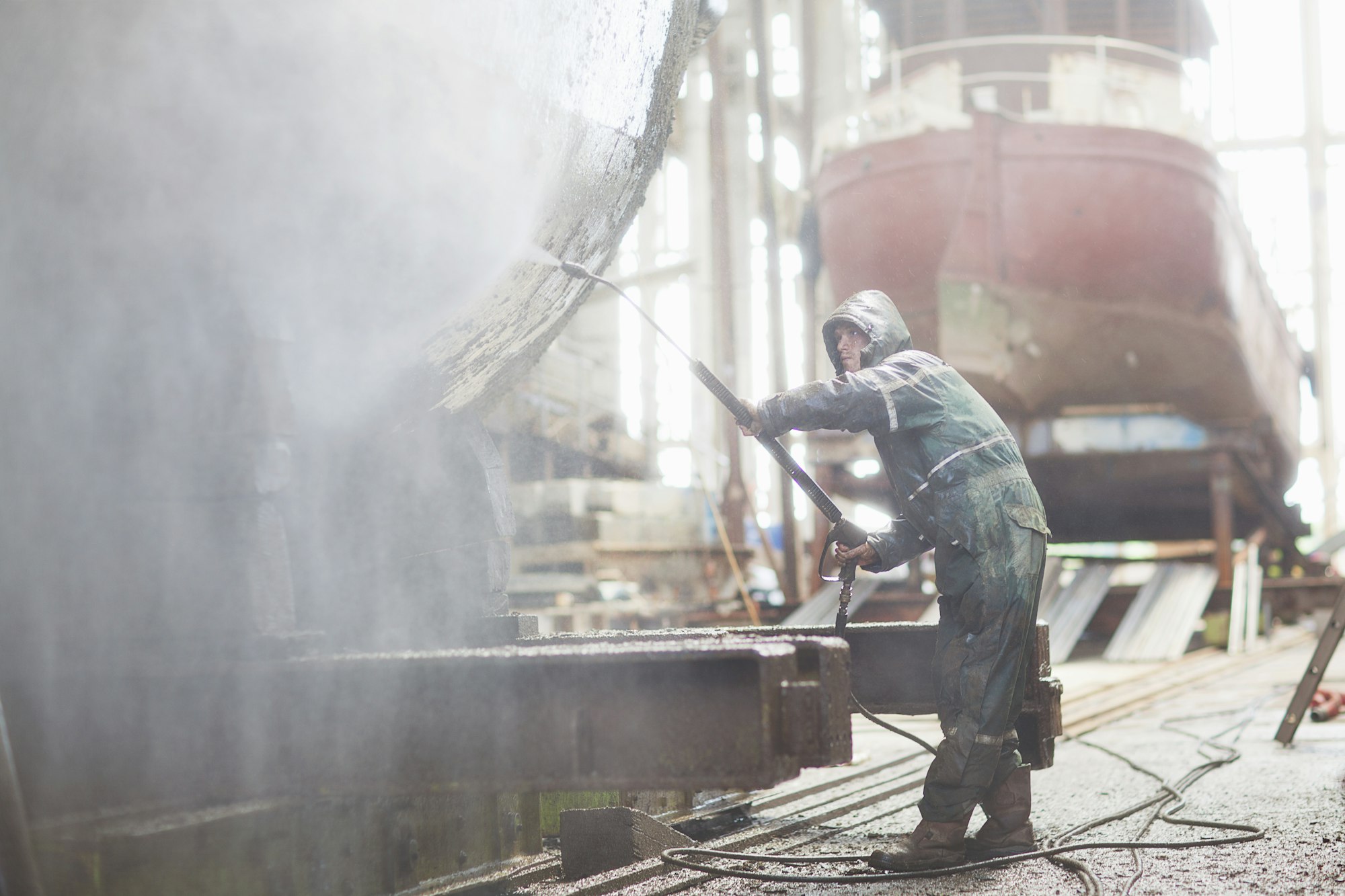 Mitarbeiter bei Industriereinigung, in einem Schiff
